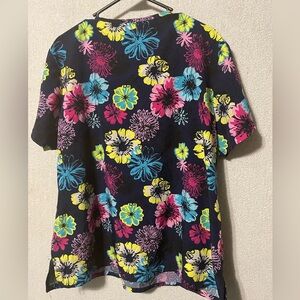 Women's 2X multi flower pattern scrub top